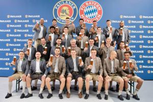 Trachten aus Niederbayern begeistern Bayern-Spieler